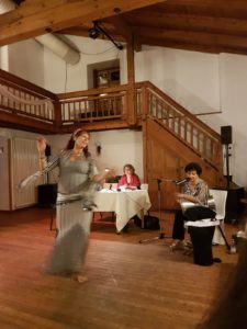 Christine tanzt einen Saidi im Rahmen der Lesung Tanz in die Weiblichkeit